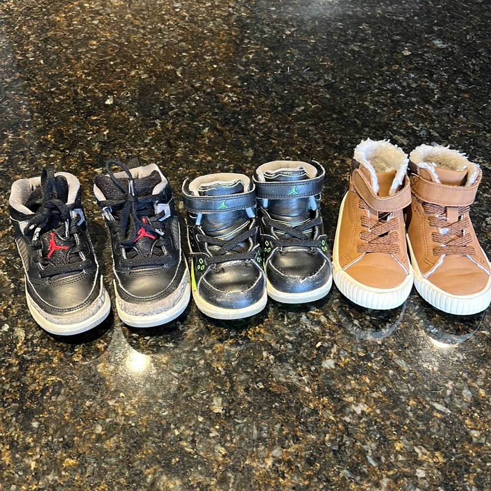 High top bundle! 2 pairs of Jordan’s and 1 pair H&M. 2 pairs 8c 1 pair 9c